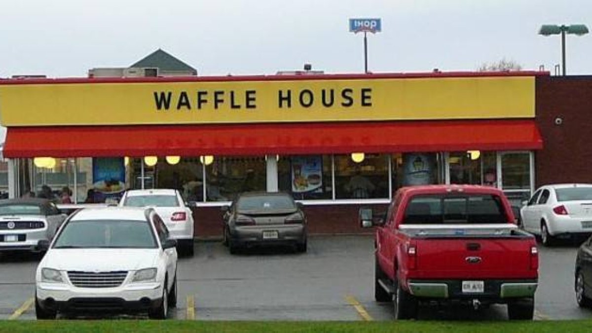 Exterior del restaurante Waffle House, en Alabama.-