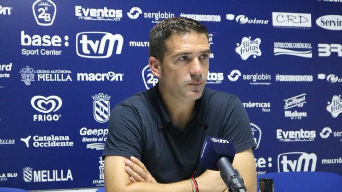 Luis Carrión en una rueda de prensa la pasada temporada como entrenador del Melilla.-El Faro de Melilla