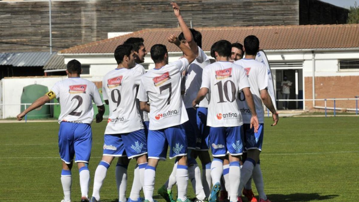 Los jugadores del Almazán celebran un gol en un partido de esta temporada.-MARÍA FERRER