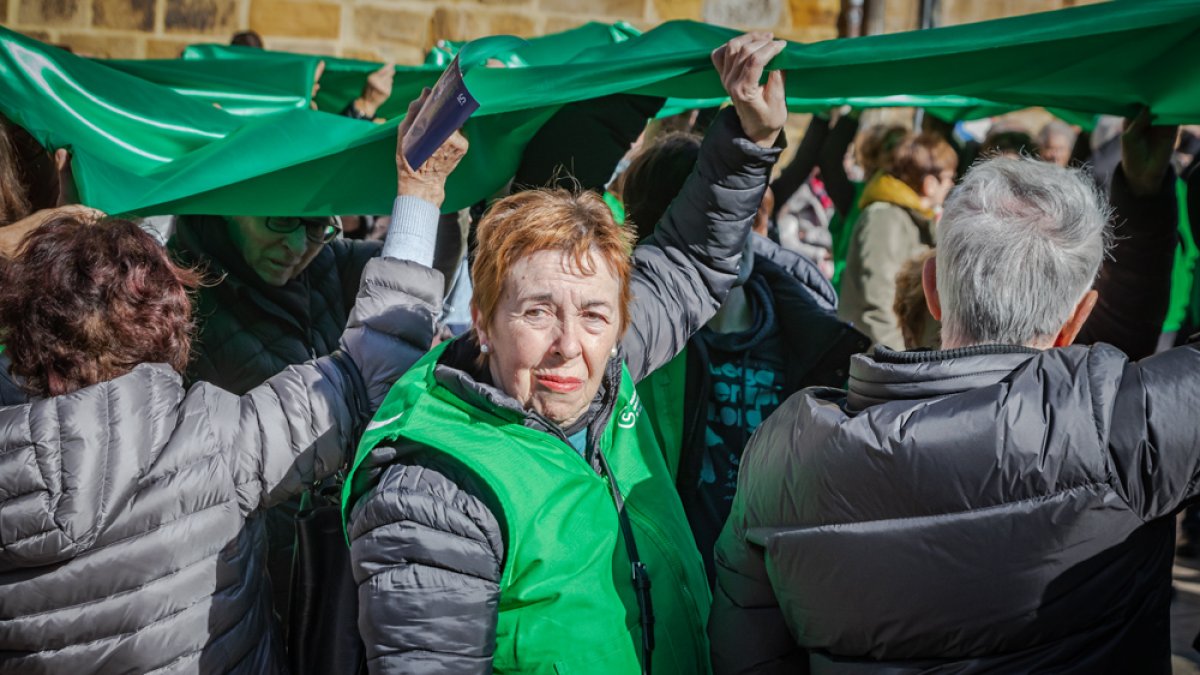 Más de 200 personas colaboran en levantar un enorme lazo verde en la plaza Mayor de Soria en la conmemoración del Día mundial contra el Cáncer.