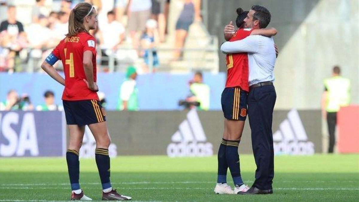Vilda se abraza a Jenni Hermoso tras la derrota ante EEUU.-EFE / TOLGA BOZOGLU