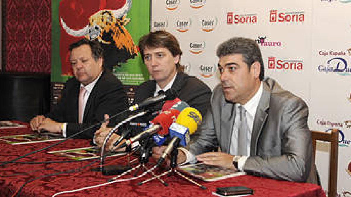 El alcalde, Carlos Martínez, con los empresarios Manuel Amores, a la izquierda, y Víctor López, a la derecha. / V. G.-