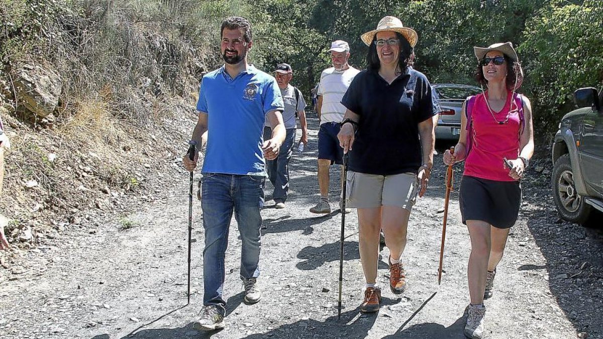 Luis Tudanca,Teresa Mata y Carolina López de paseo por Villagatón-Brañuelas.-ICAL