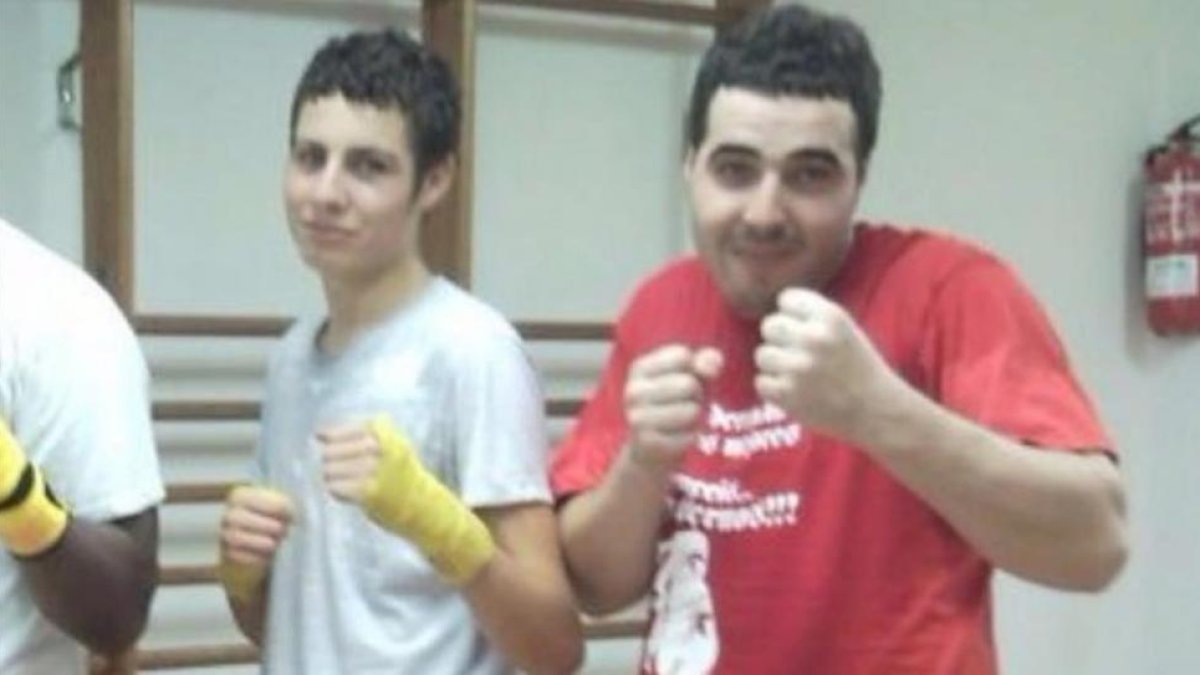 Abdelhak, con camiseta roja, practicaba kickboxing en el gimnasio de Arbúcies.-
