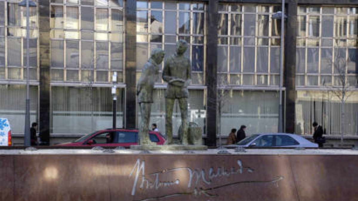 La posición del equipo de Gobierno con respecto a la estatua del Caminante es clara, la consideran una estatua de «poca entidad». / ÁLVARO MARTÍNEZ-
