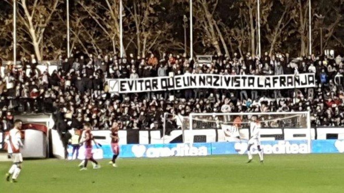 Una de las pancartas dedicadas a Zozulia en el estadio de Vallecas en el Rayo-Albacete.-TWITTER