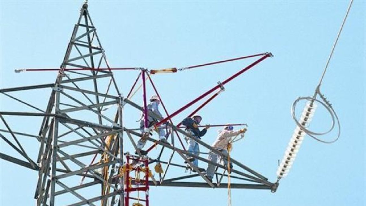 Un grupo de trabajadores preparan la sustitución del tendido de electricidad de una torre de alta tensión-EL PERIÓDICO / ARCHIVO