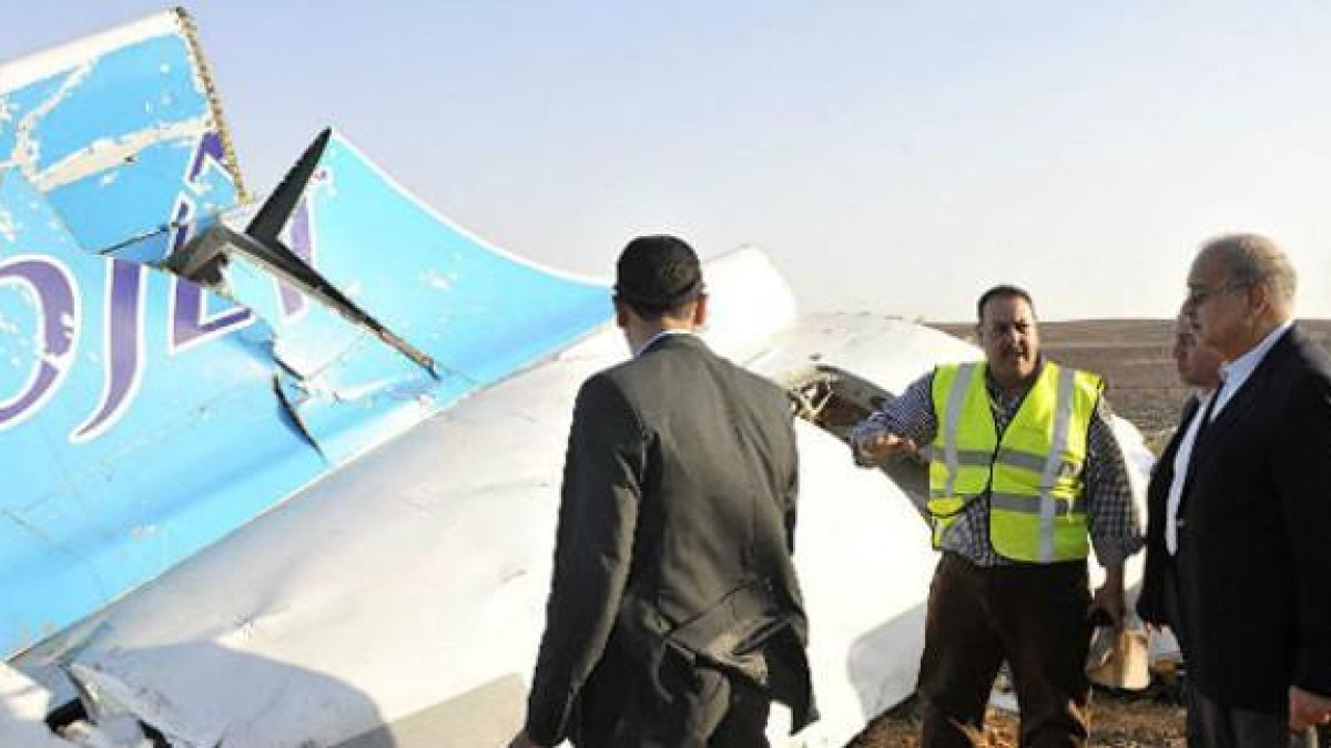 El primer ministro egipcio, Sherif Ismail, inspecciona el avión siniestro.-AFP / SELIMAN AL-OTEIFI