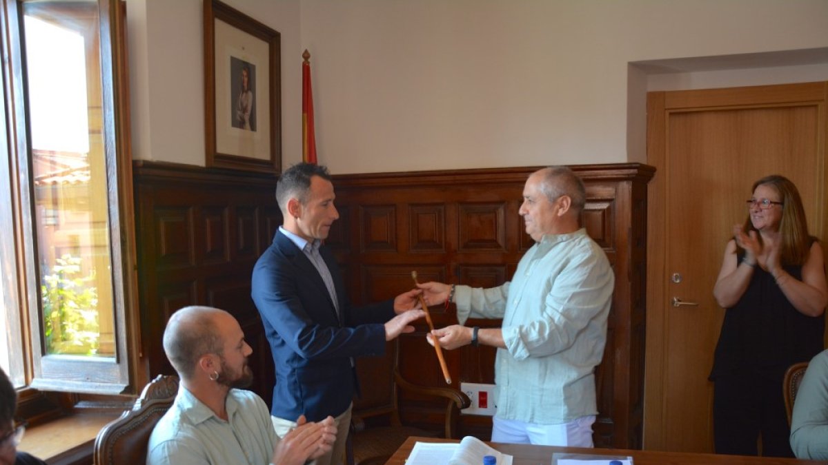 Luis José Lucas reibe el bastón de mando como alcalde de Navaleno, en principio hasta 2025. RAQUEL FERNÁNDEZ