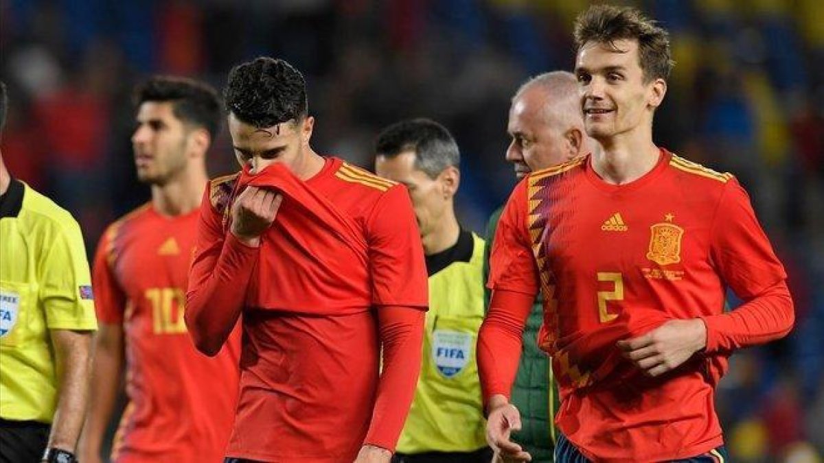 Asensio, el debutante Mario Hermoso y Llorente, tras acabar el amistoso ante Bosnia.-/ AFP