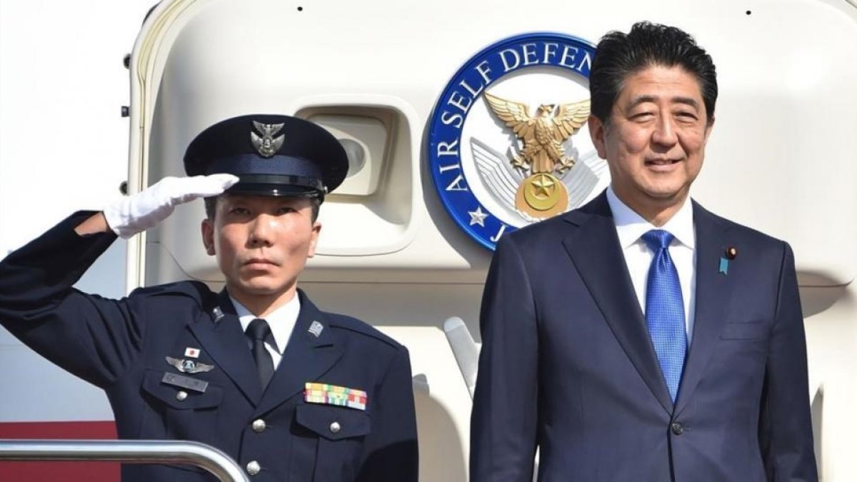 Shinzo Abe en su salida de Japón con destino a EEUU.-AFP / KAZUHIRO NOGI