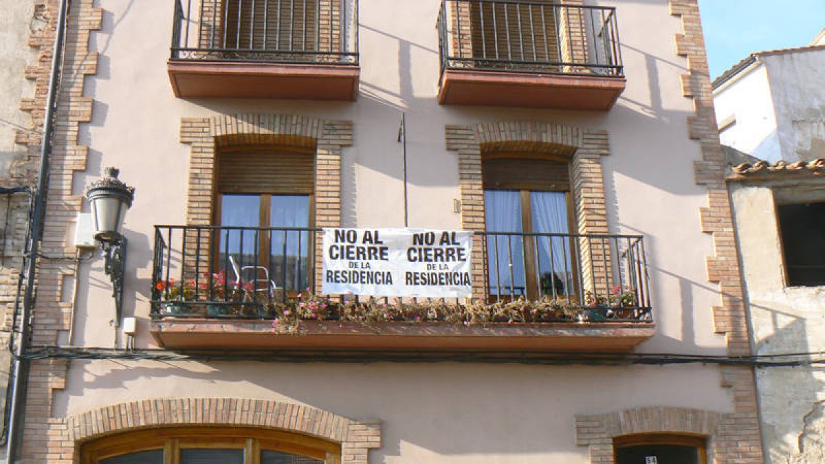 Balcones y ventanas de Ágreda se han sumado a la protesta con pancartas. / E.S.-