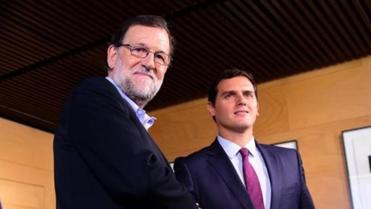 Mariano Rajoy y Albert Rivera posan tras un encuentro en el Congreso, en Madrid el 18 de agosto.-PIERRE-PHILIPPE MARCOU
