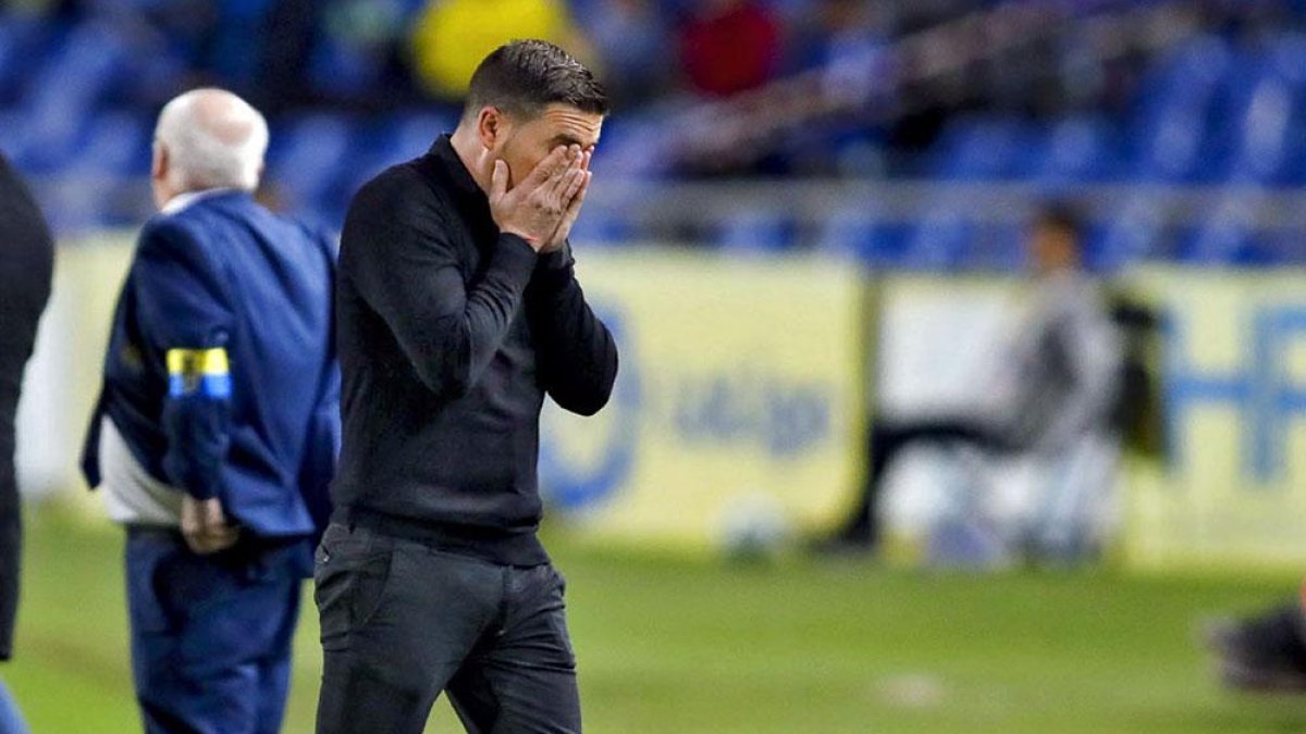 Luis Carrión se lamenta del mal juego y de la derrota de su equipo en Las Palmas.-Área 11