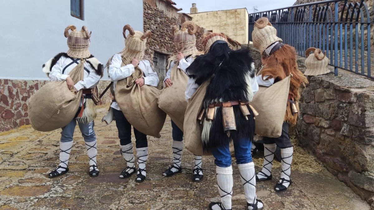 CARNAVAL: Los Zarrones llenan de paja y tradición las calles de Borobia