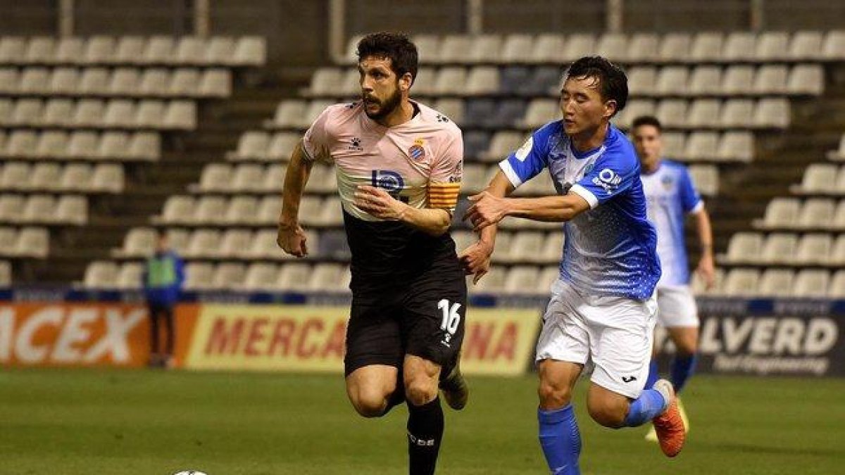 Javi López disputa un balón a Liu Yang, del Lleida, durante la eliminatoria de Copa.-EFE / SANTI IGLESIAS