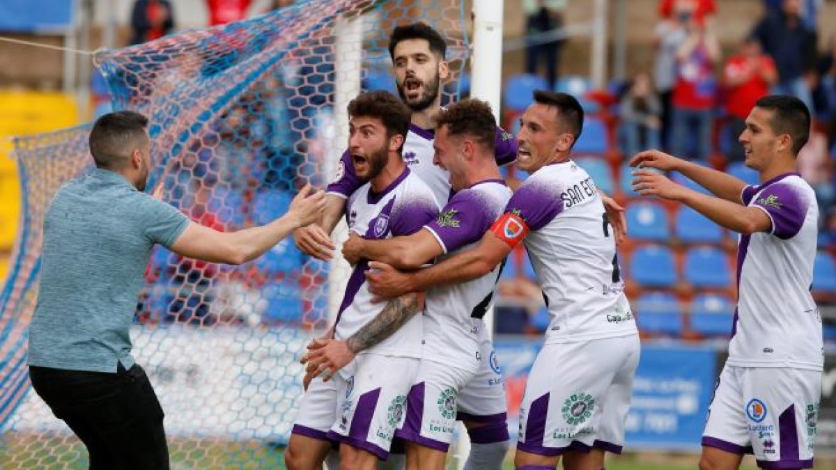 Los jugadores del Numancia celebran el gol de Agüero que certificaba el triunfo en Teruel. ÁREA 11