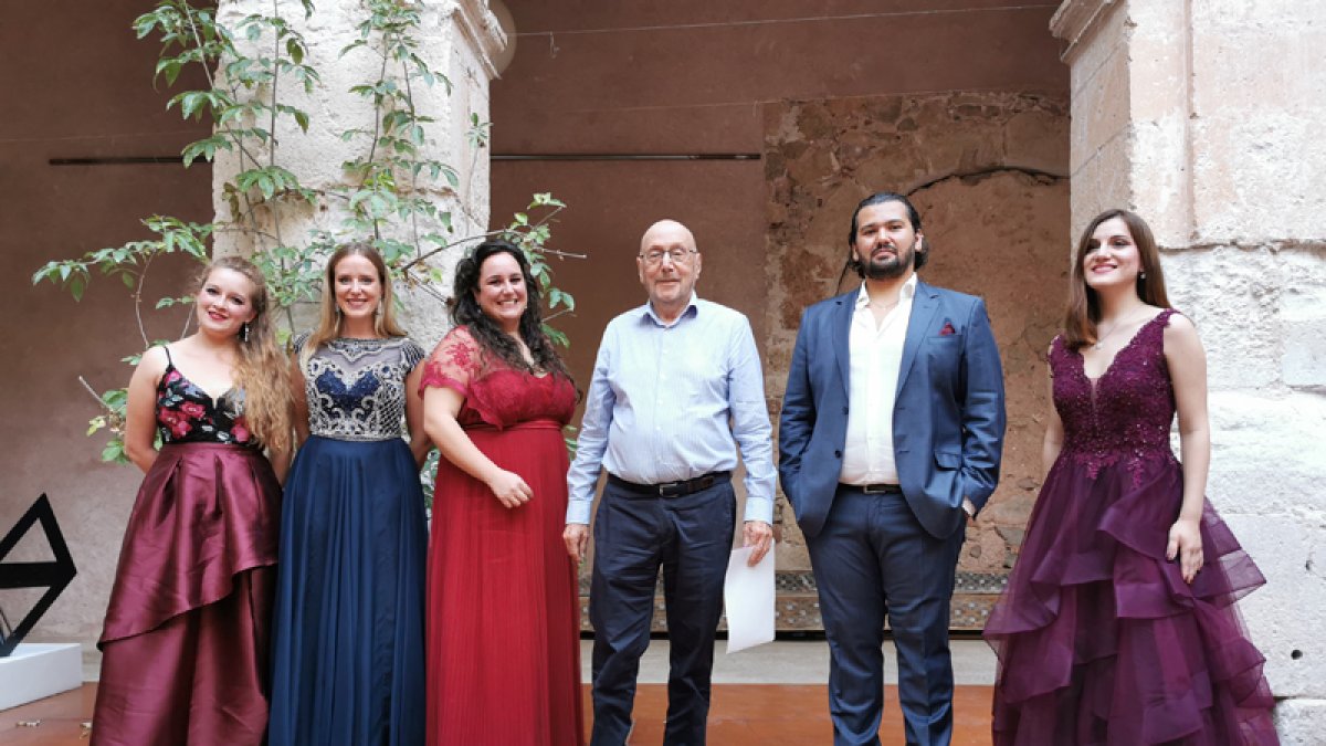 Francisco Mejorada (centro) con los ganadores del VII Concurso Internacional de Canto Un Futuro DeArte. Foto: Fundación DeArte