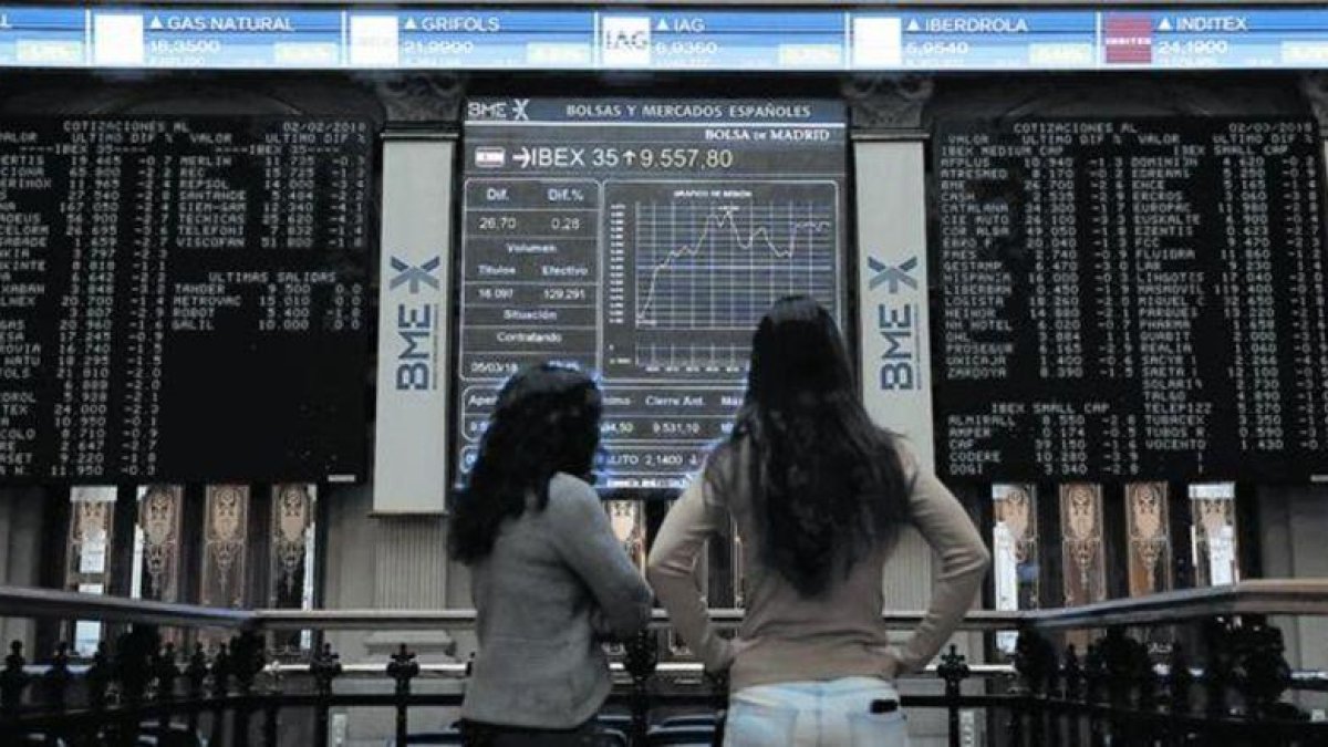 Interior de la Bolsa de Madrid, con la información sobre la evolución del Ibex 35, el pasado 5 de marzo.-EFE / JUAN CARLOS HIDALGO