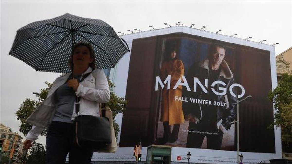 Un anuncio de mango en la calle Aragón de Barcelona.-
