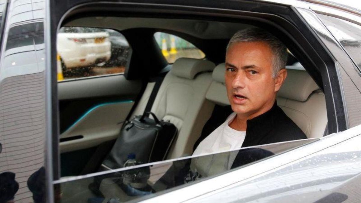 Mourinho abandona el hotel de Manchester donde vive tras ser destituido por el United.-PHIL NOBLE / REUTERS