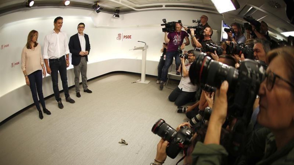 - La sonrisa del nuevo secretario general del PSOE, Pedro Sánchez, ha contrastado con la seriedad de Susana Díaz y Patxi López en la foto para la que han posado juntos.-EFE