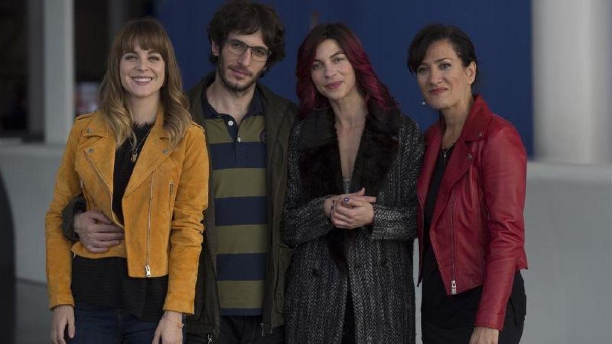 Alba Ribas, Quim Gutiérrez, Natalia Tena y la directora, Laura Mañà (de izquierda a derecha), este miércoles, en un descanso del rodaje.-ALBERT BERTRAN