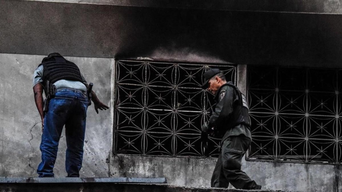 Búsqueda de pruebas tras el atentado a Maduro.-AFP / JUAN BARRETO