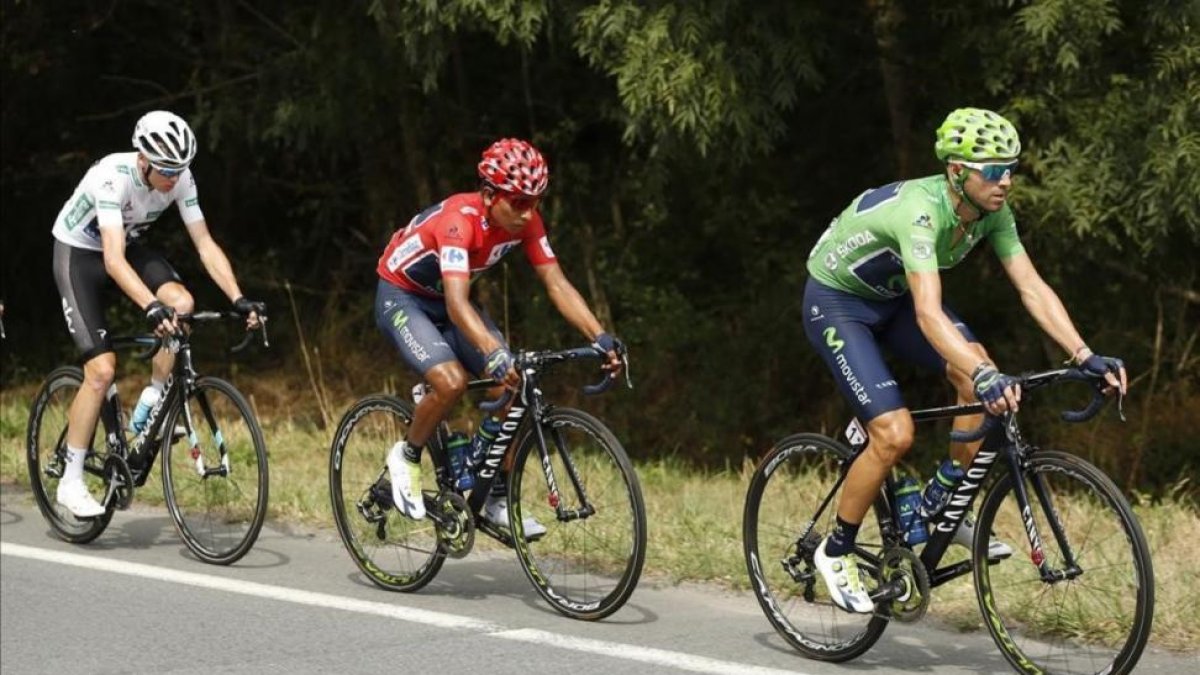 Quintana (centro), seguido de Froome, en la etapa con final en el Aubisque.-EFE / JAVIER LIZÓN