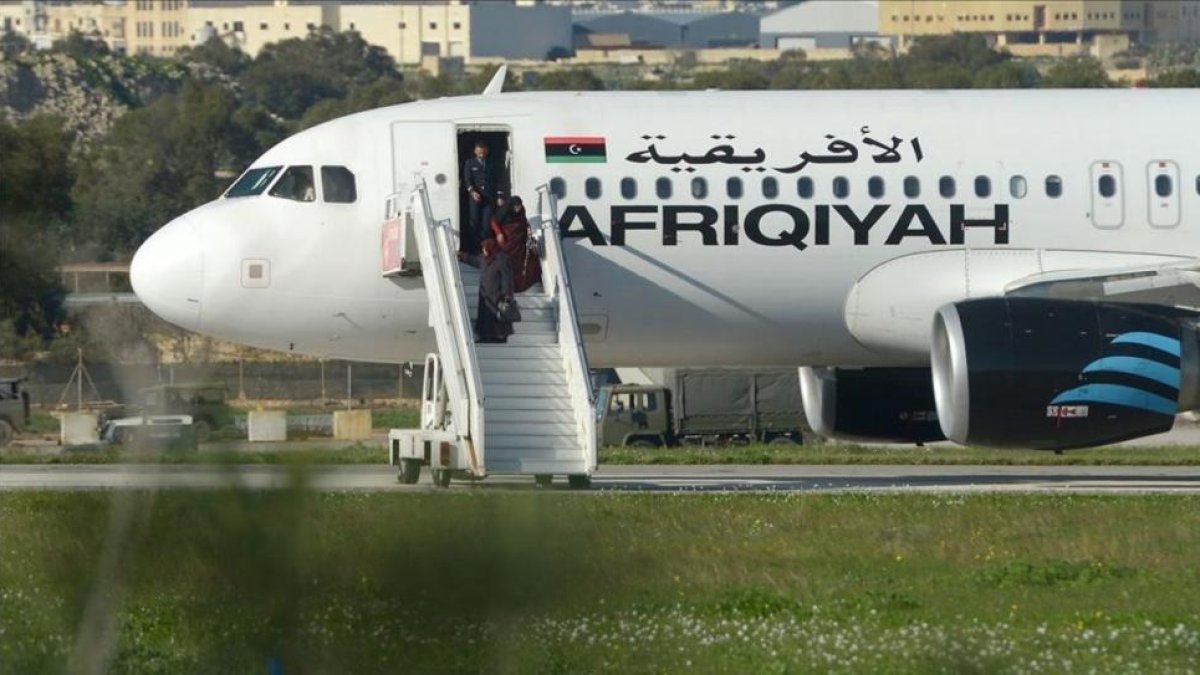 Pasajeros desembarcan del avión secuestrado.-AFP / MATTHEW MIRABELLI