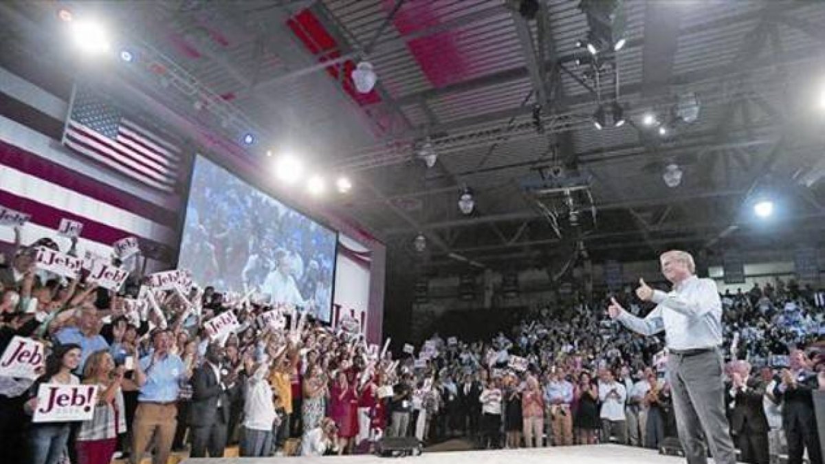 Jeb Bush agradece el apoyo eufórico de sus seguidores, ayer.-Foto: REUTERS/ CARLO ALLEGRI