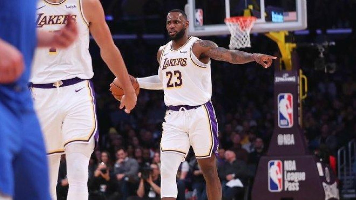 Lebron James dirigiendo a los Lakers en el partido contra los Mavericks.-TWITTER/ LA LAKERS