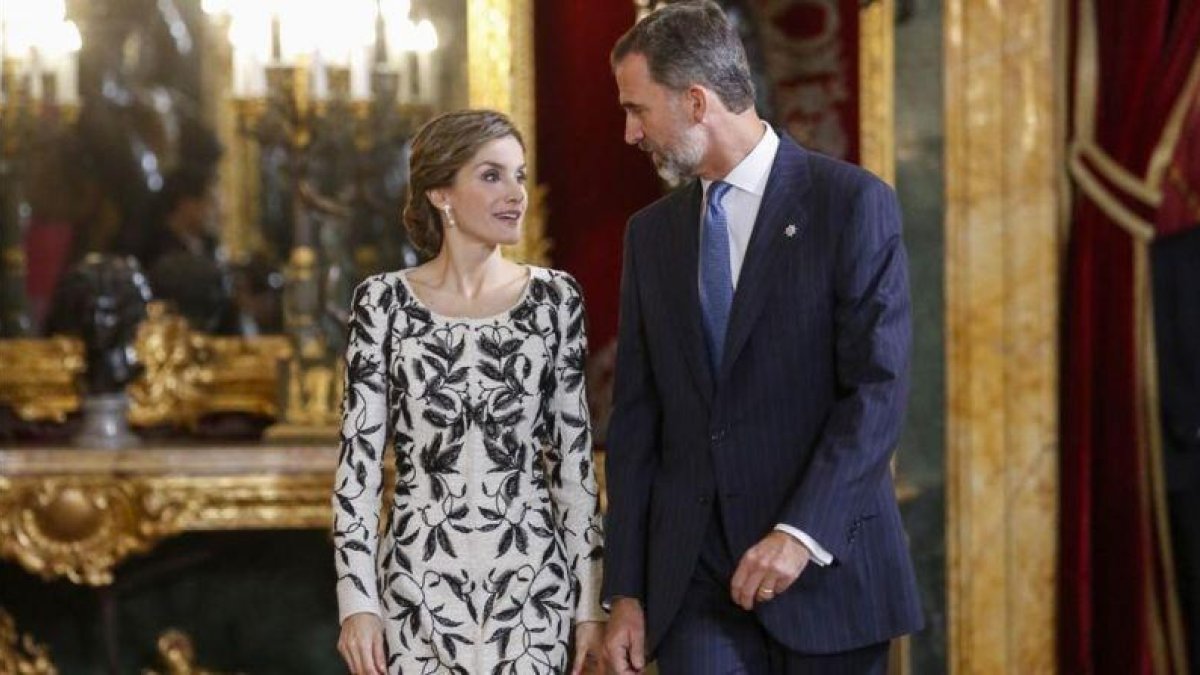 Felipe Varela acusado de plagiar el vestido de Letizia del 12 de octubre.-J FDEZ - LARGO