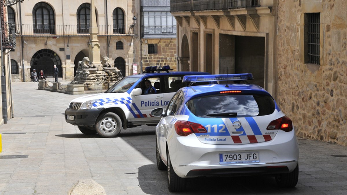 Vehículos de la Policía Local junto al Ayuntamiento de Soria. HDS