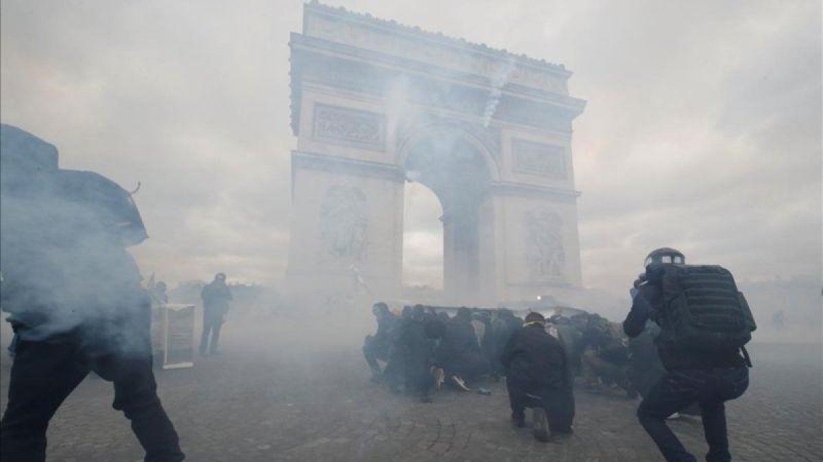 Protesta de los chalecos amarillos cerca del Arco de Triunfo en París.-PHILIPPE WOJAZER (REUTERS)