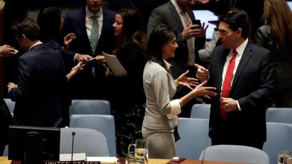 La embajadora de EEUU ante la ONU, Nikki Haley, conversa con el embajador israeli, Danny Danon, antes de empezar la reunion del Consejo de Seguridad.-EFE /JASON SZENES