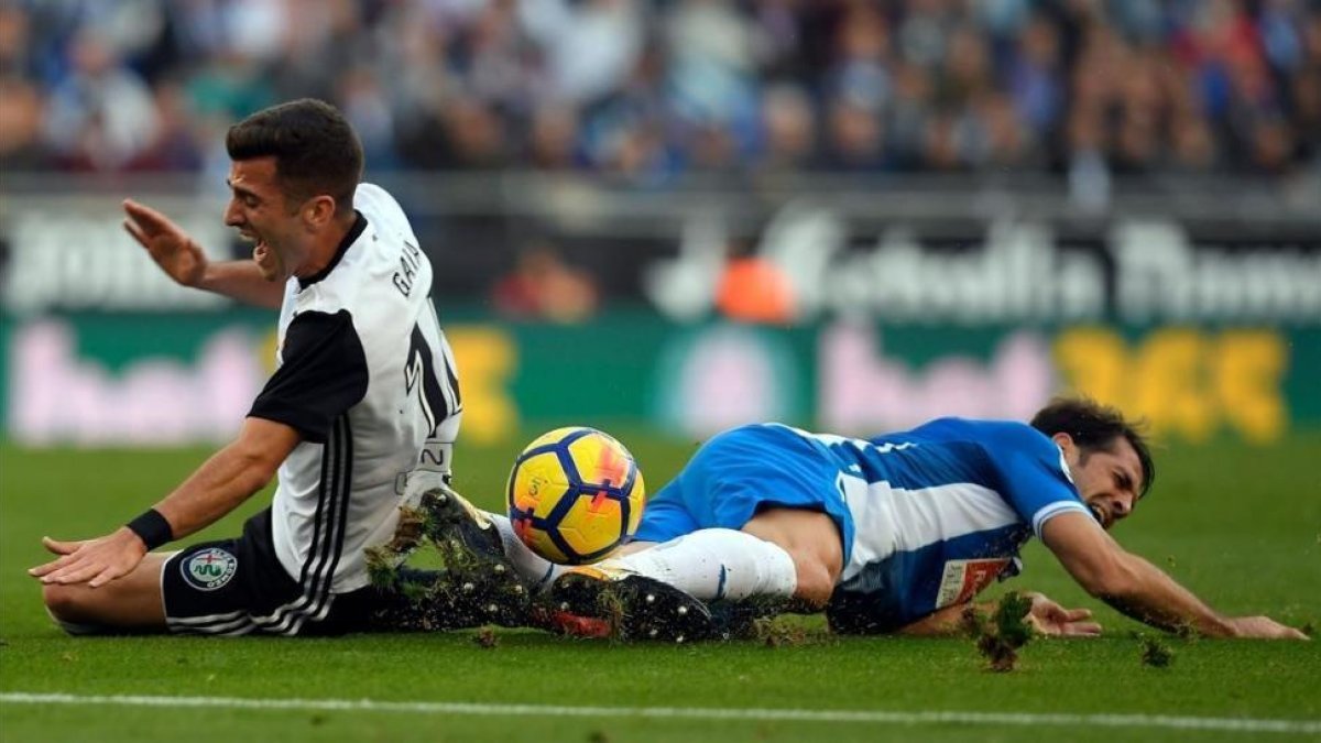 Gayà y Víctor Sánchez luchan por un balón.-AFP / LLUIS GENÉ