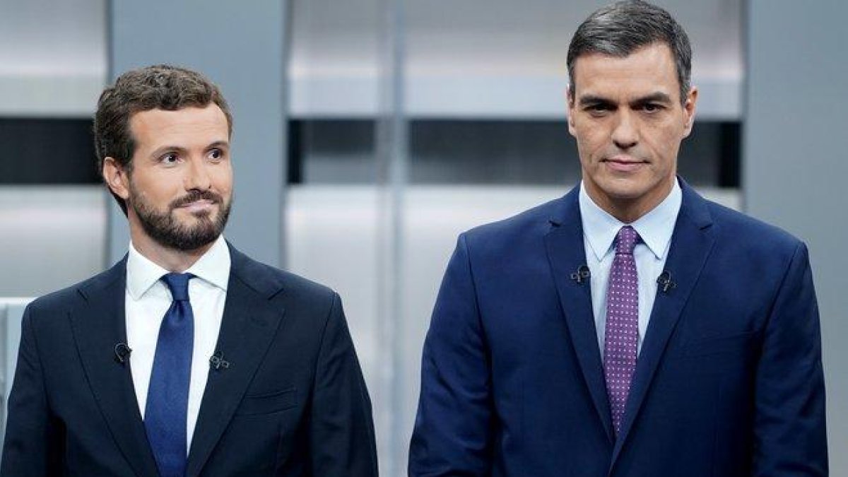 Pablo Casado y Pedro Sánchez, en el debate electoral, el pasado 4 de noviembre.-JOSÉ LUIS ROCA