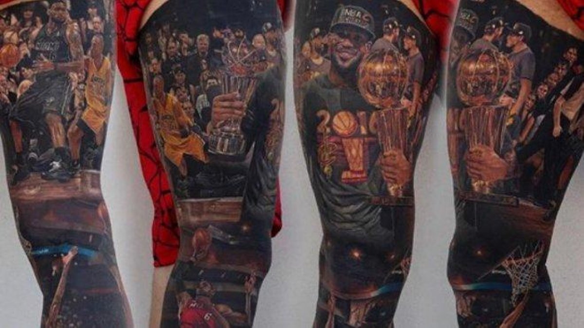 Un superfan de Lebron James se ha tatuado los éxitos de su carrera en las piernas.-INSTAGRAM / NASAIA USTINOVA
