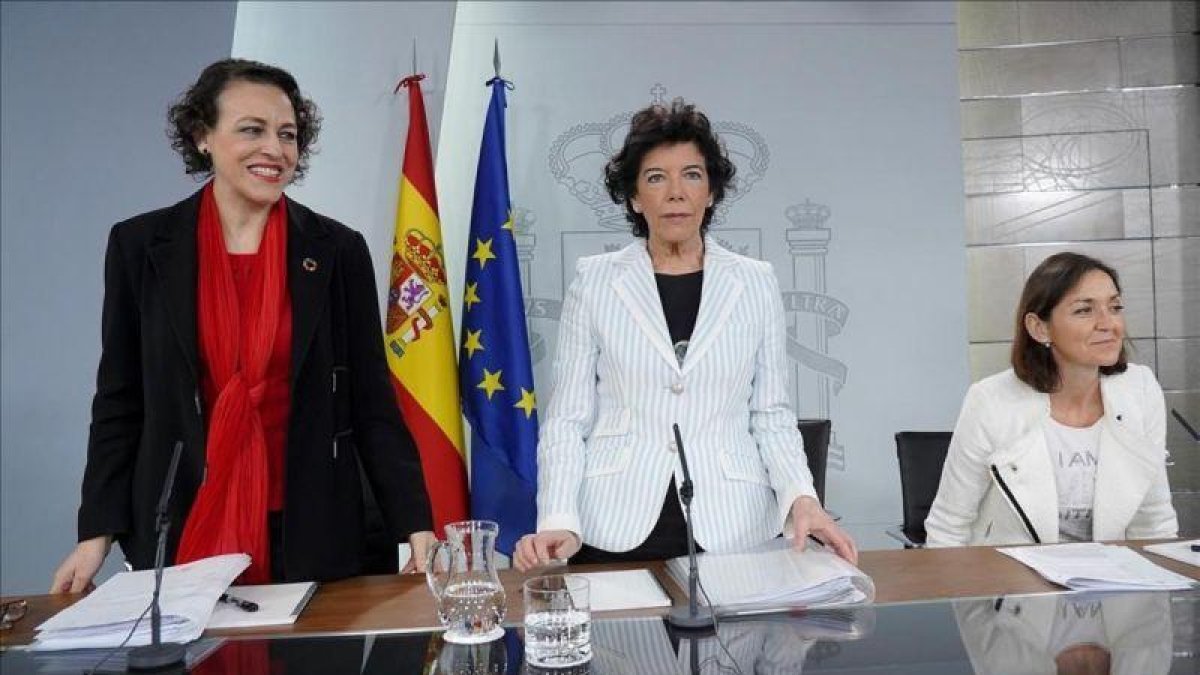 Magdalena Valerio, Isabel Celaá y Reyes Maroto, en una rueda de prensa posterior al Consejo de Ministros.-JOSE LUIS ROCA