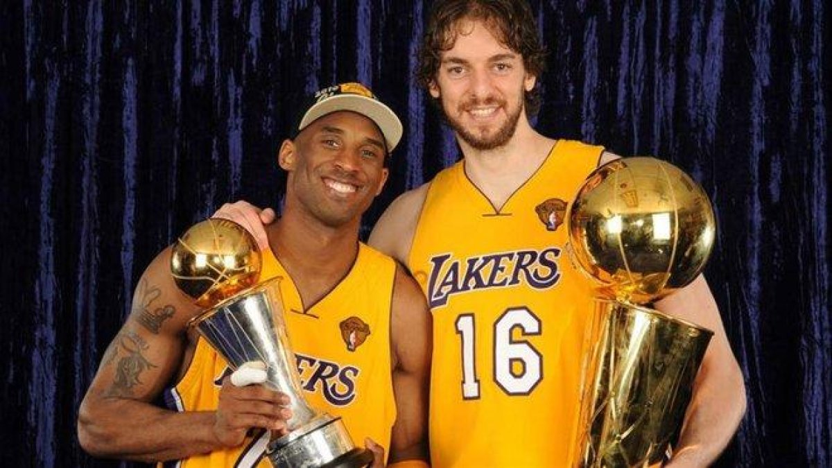 Kobe Bryant y Pau Gasol posan con los títulos de MVP y campeón de la NBA en el 2010.-ARCHIVO