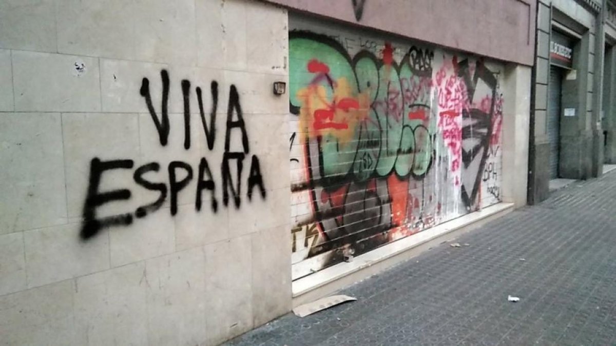 La sede central de la CUP, en Barcelona, amanece con una pintada de Viva España.-TWITTER