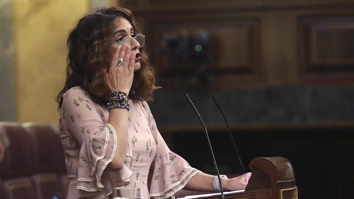 La ministra de Hacienda, María Jesús Montero, en el Congreso-DAVID CASTRO