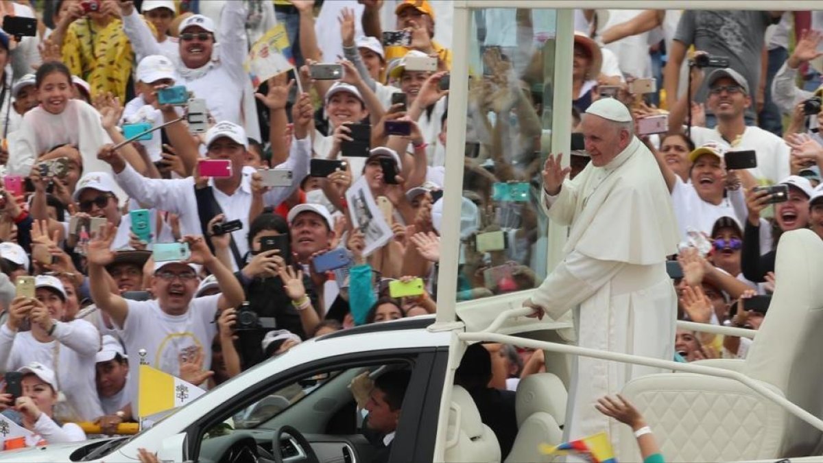 El Papa llega al Parque Catama de Villavicencio (Colombia), para oficiar una misa, el 8 de septiembre-EFE / LEONARDO MUÑOZ