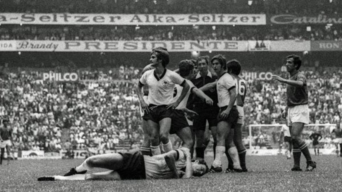 Franz Beckenbauer, tendido en el suelo tras la entrada de Fachetti en la semifinal del Mundial de 1970.-EL PERIÓDICO