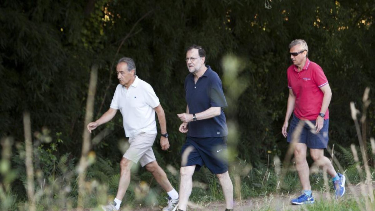Caminata del presidente del Gobierno en funciones, Mariano Rajoy, acompañado por José Benito Suárez (izquierda), marido de Ana Pastor, y el vicepresidente de la Xunta de Galicia, Alfonso Rueda, por la 'Ruta da Pedra e da Auga', en Ppontevedra.-EFE / SALVADOR SAS