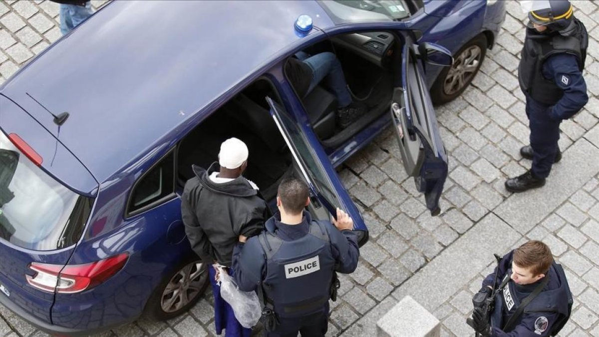 Agentes franceses arrestan a un sospechoso en una redada en Saint-Denis, en el norte de París, el 18 de noviembre del 2015, tras los ataques yihadistas de la semana anterior-AP / FRANÇOIS MORI