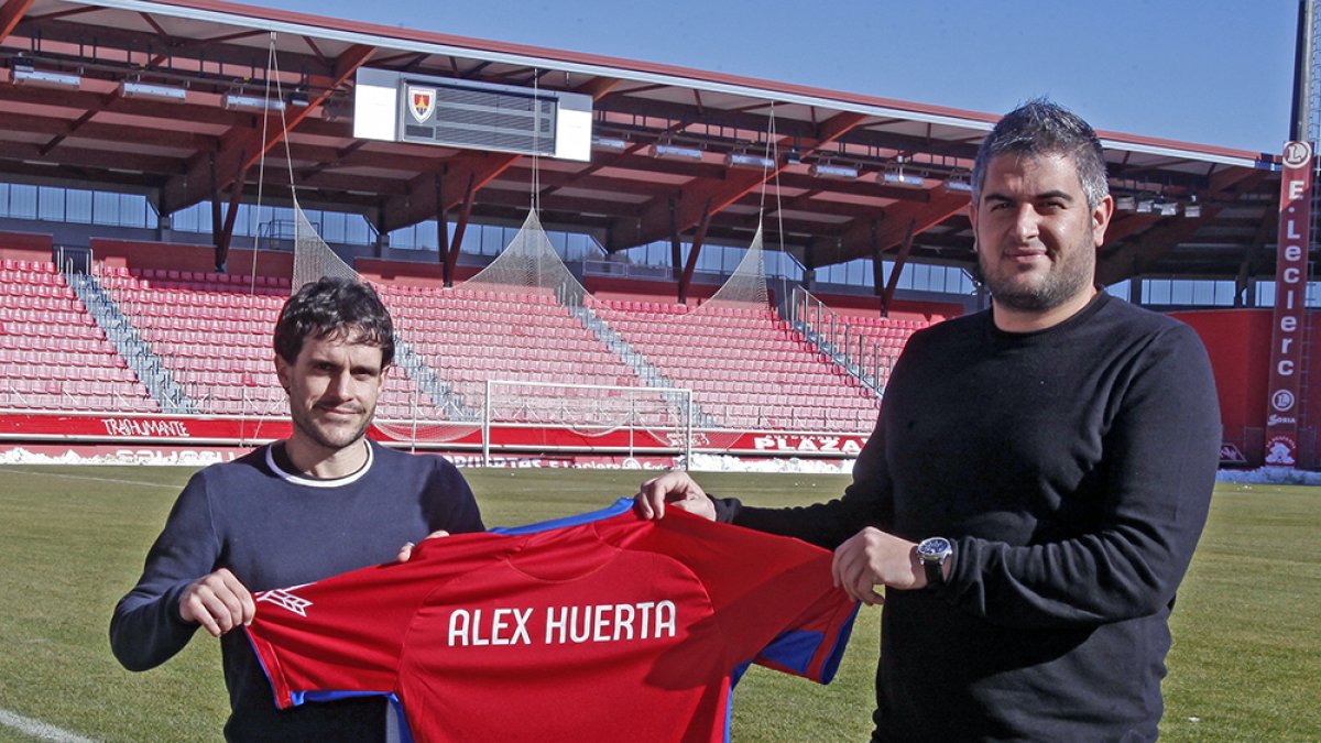 El directo deportivo Fernando Alonso y el nuevo entrenador Álex Huerta. MARIO TEJEDOR