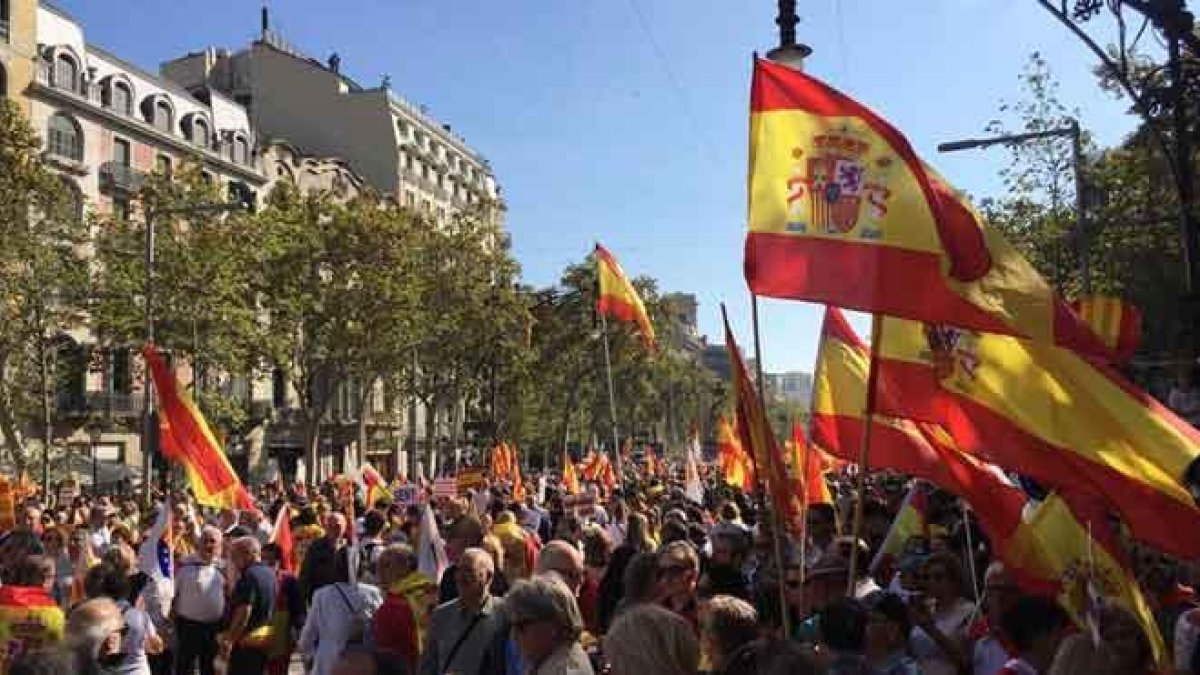 Miles de constitucionalistas marchan contra el ‘procés’ en Barcelona-JORDI COTRINA