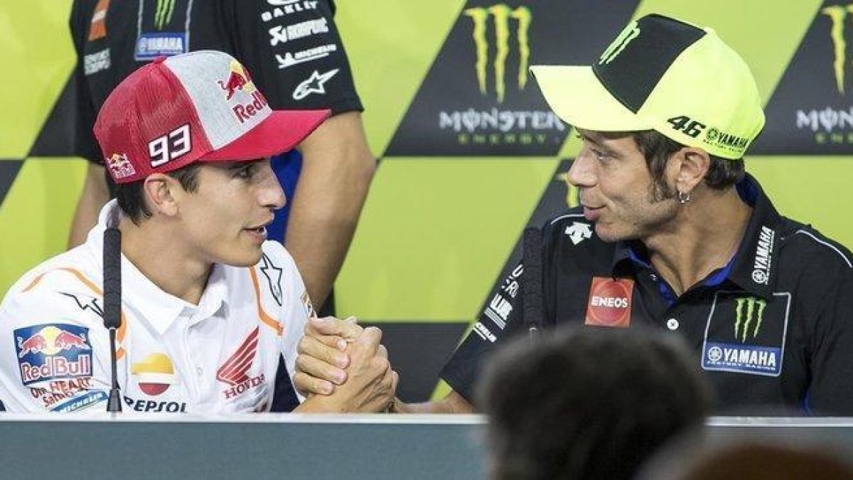 Marc Márquez (Honda), a la izquierda, ha sido el primero, hoy, en Brno, en estrechar la mano de Valentino Rossi (Yamaha).-JONATHAN BRADY (EFE)
